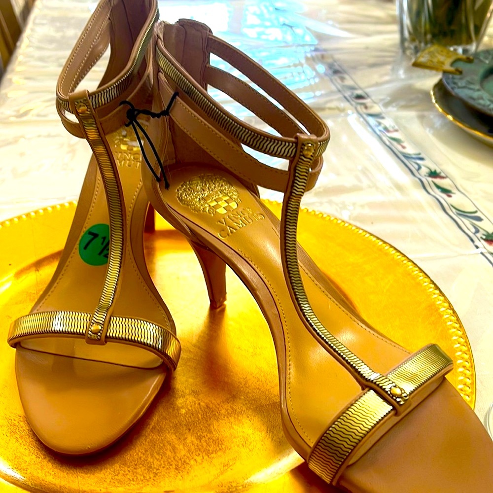 🎉PRICEDROP🎉Vince Camuto,NEW ,leather upper. gorgeous beige, heel